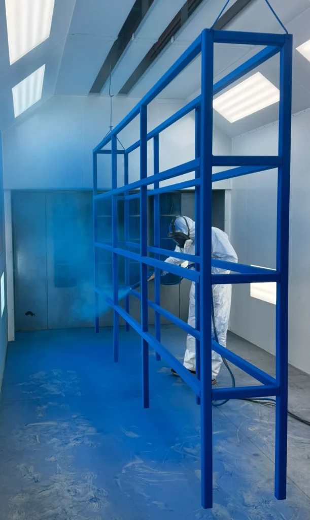 Een metalen rek in een egale blauwe kleur, afgewerkt met metallisatie en poederlak voor duurzame bescherming.
