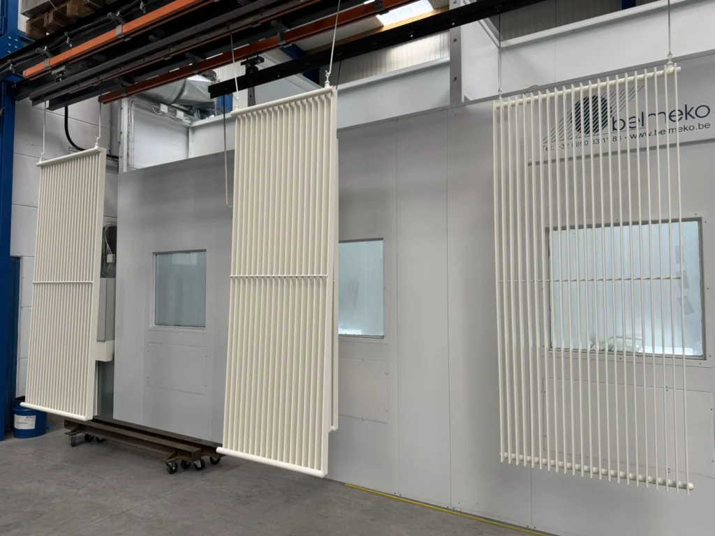 Radiatoren met een witte poedercoating.