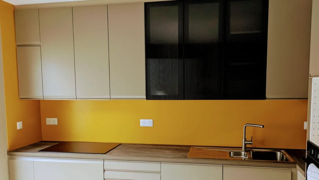 Spatwand met duurzame metallisatie en poedercoating, professioneel afgewerkt door Vlaeminck Poederlakken.