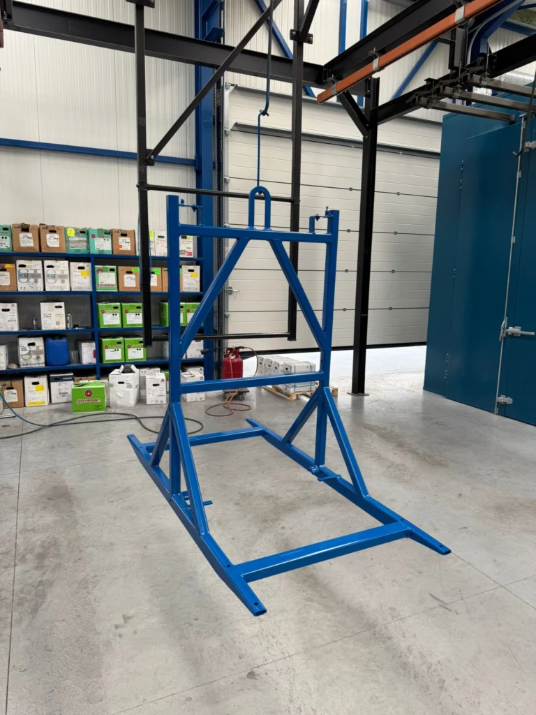 Gemetalliseerd en blauw gepoederlakt frame voor een kermisattractie.
